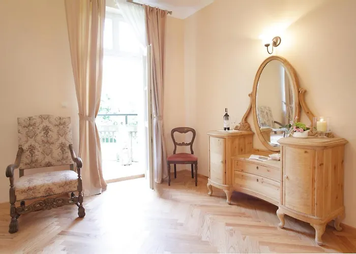 Palac W Debinie Resort *