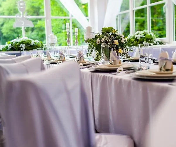 Palac W Debinie Resort