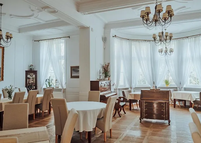 Resort Palac W Debinie *